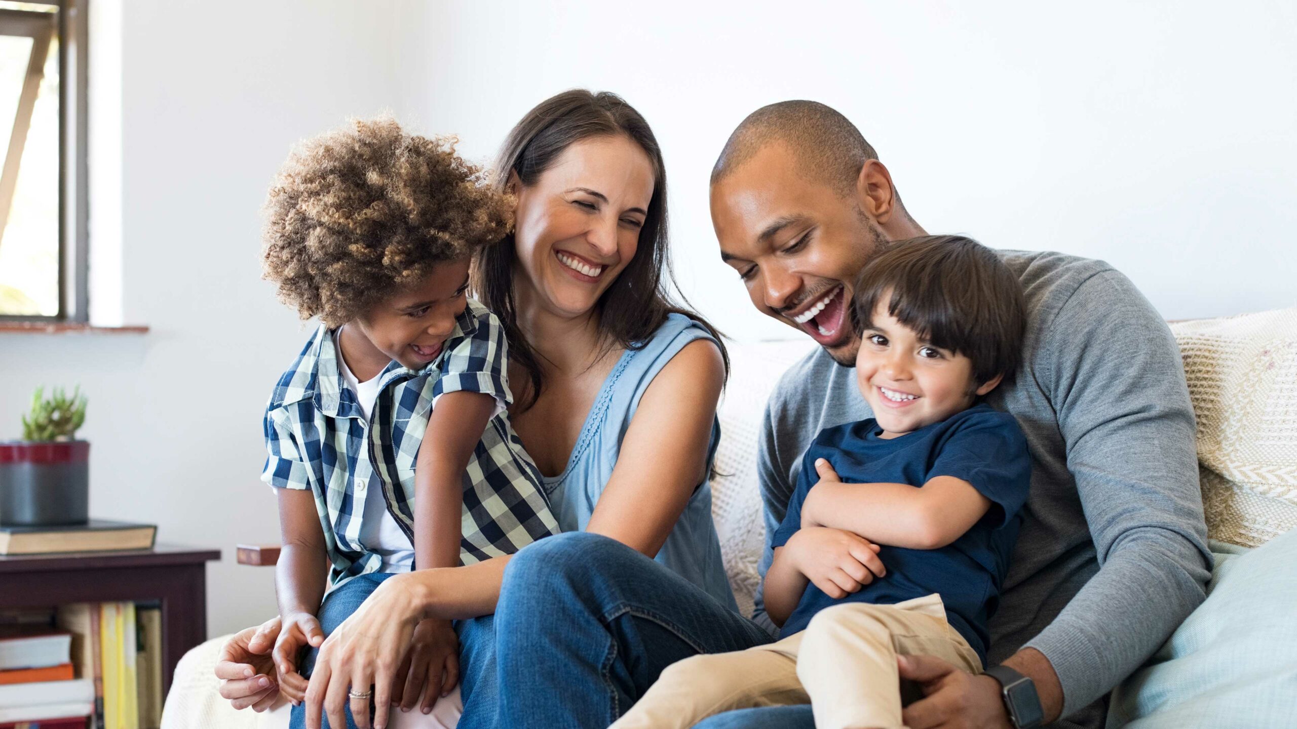 Ouders met twee kinderen op de bank