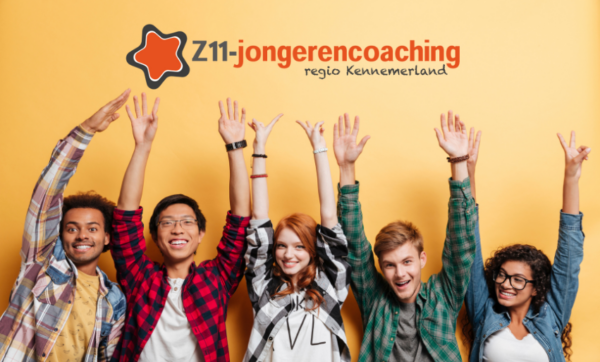 Drie jongeren op een rijtje met de handen hoog in de lucht met logo van Z11 jongerencoaching, oranje achtergrond.
