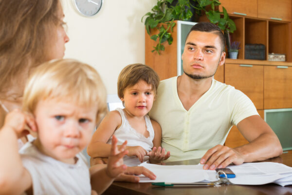 Jong koppel met twee kinderen