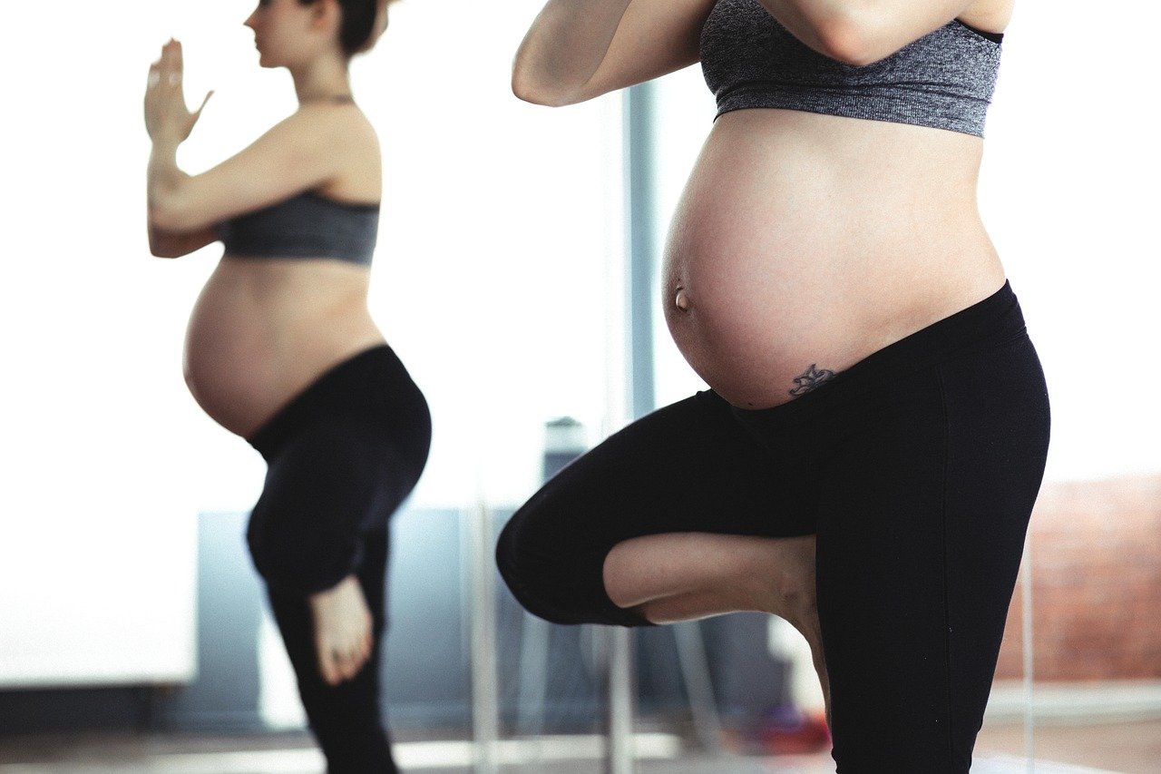 Twee zwangere vrouwen doen yoga
