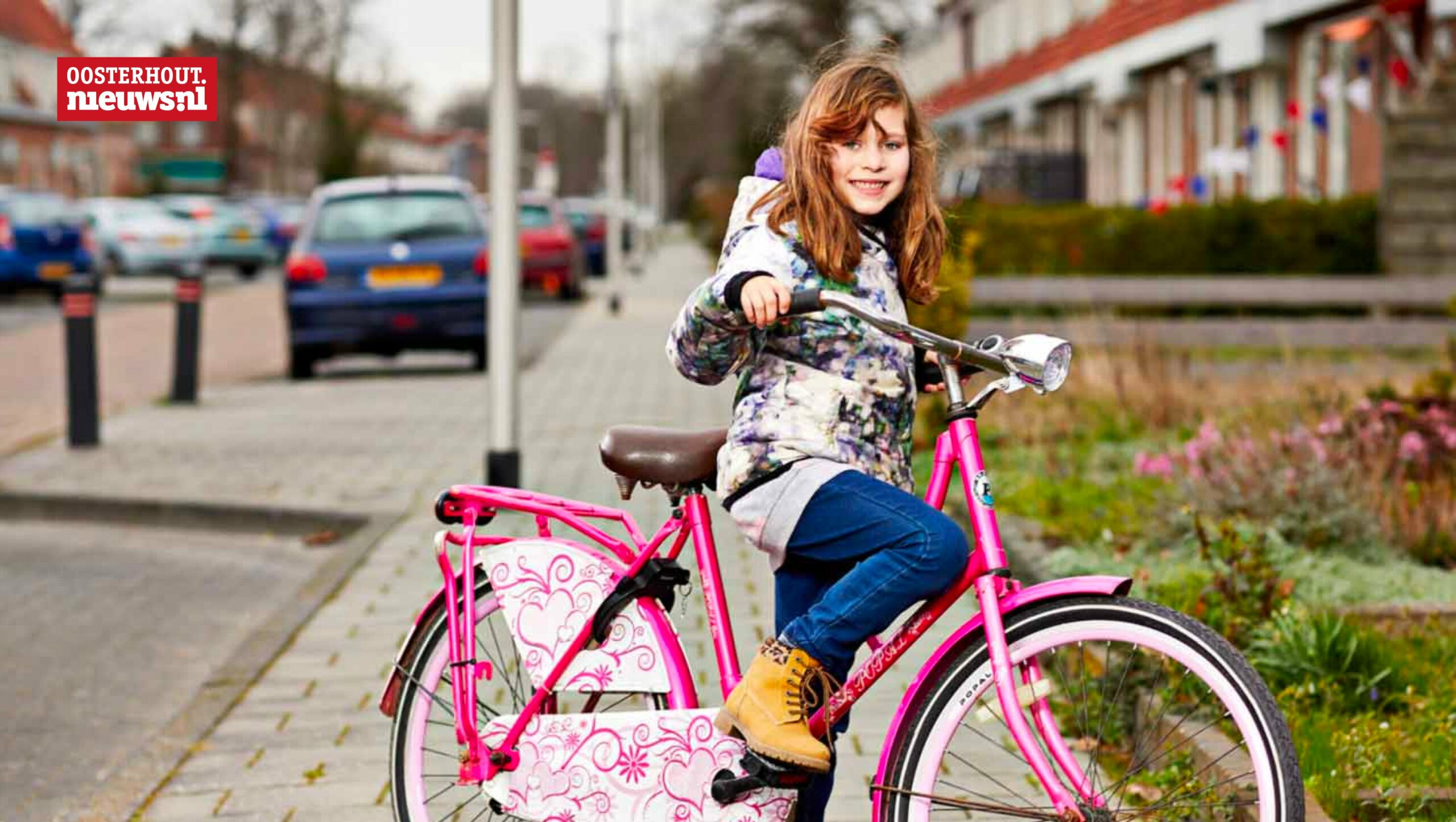 meisje met roze fiets