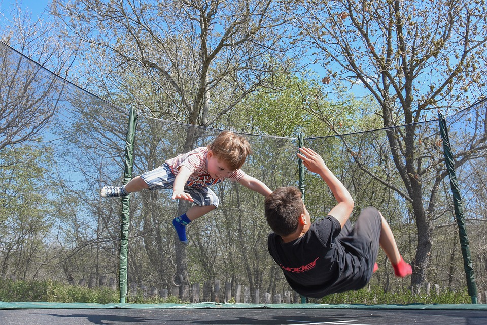 meivakantie twee jongens springen op trampoline