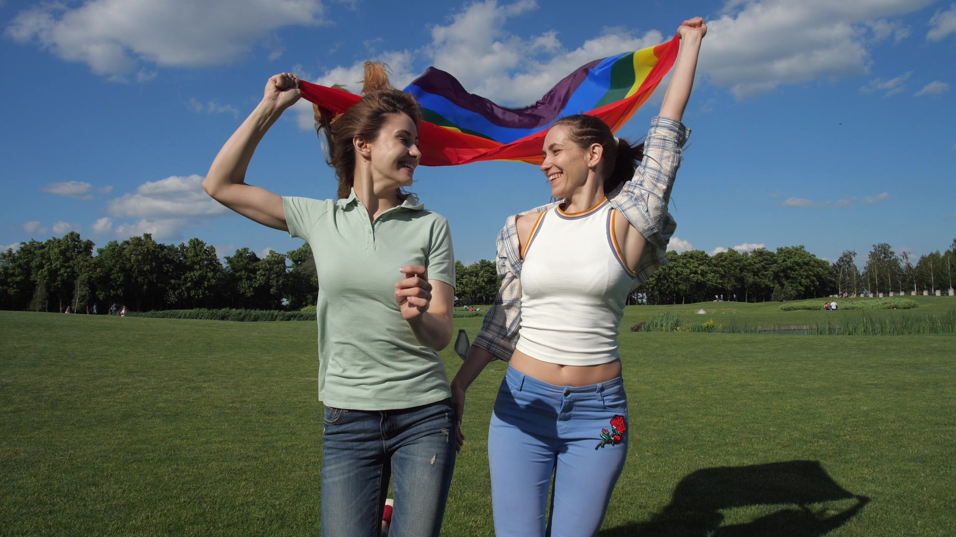 twee meisjes met de regenboogvlag
