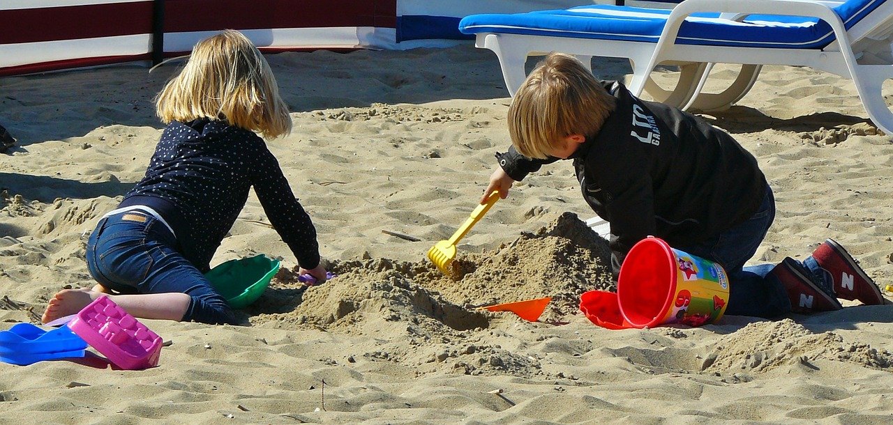 twee kinderen spelen met zand