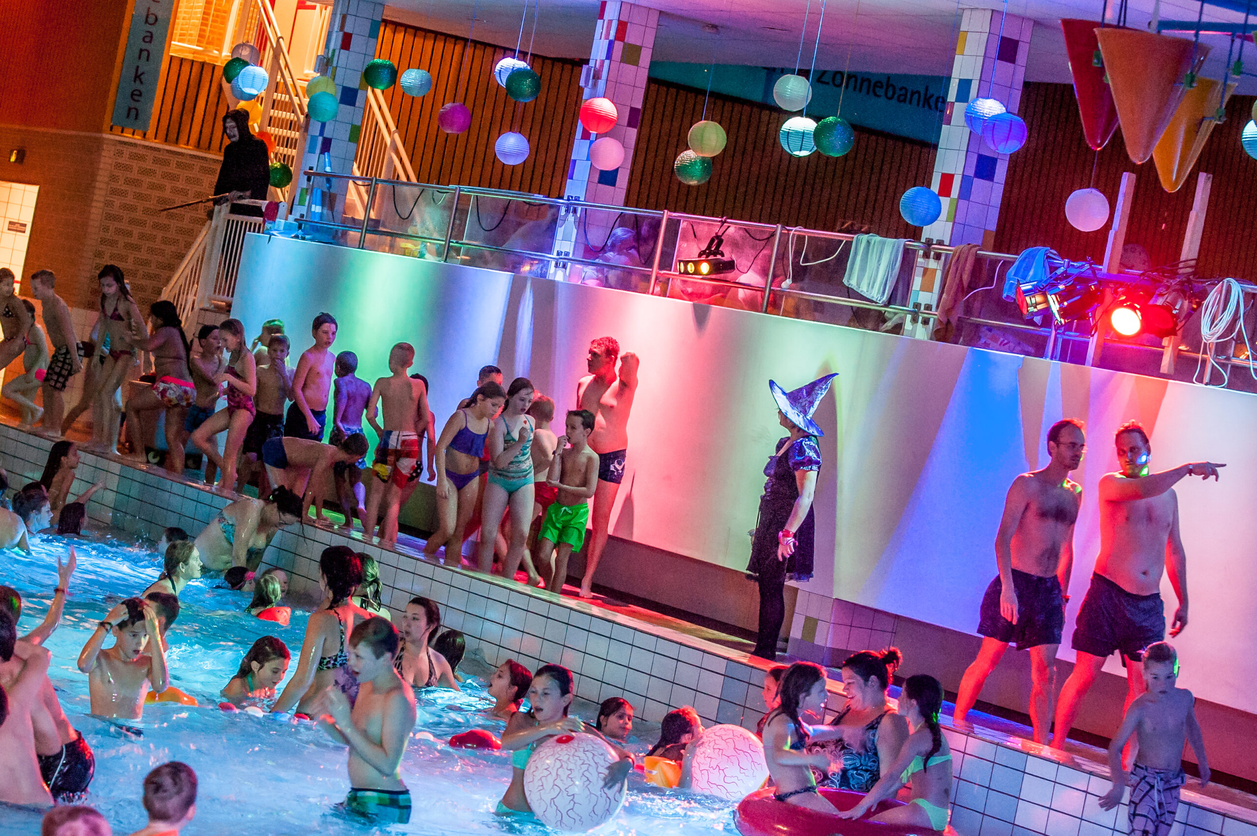 Kinderen in zwembad tijdens thema disco Halloween