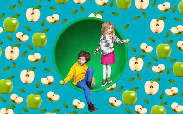 Twee kinderen in een groen rond speeltoestel omringd door een illustratie van appels tegen een turkooizen achtergrondkleur
