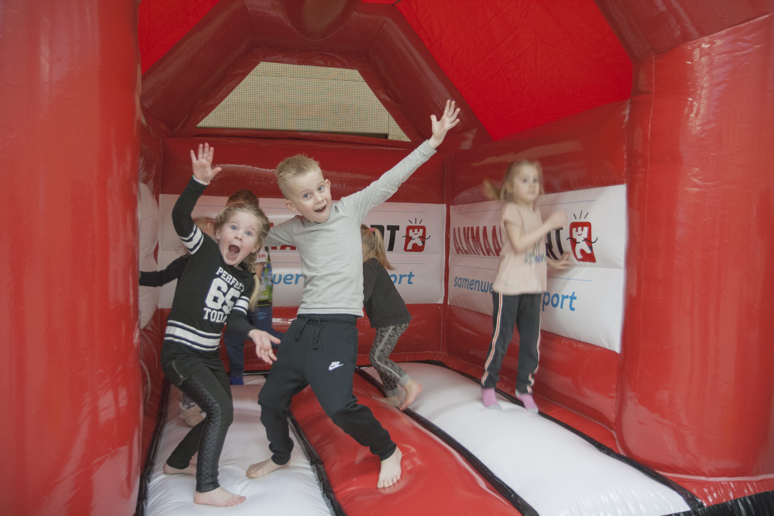 5 Kinderen in opblaaskasteel met logo Alkmaar Sport