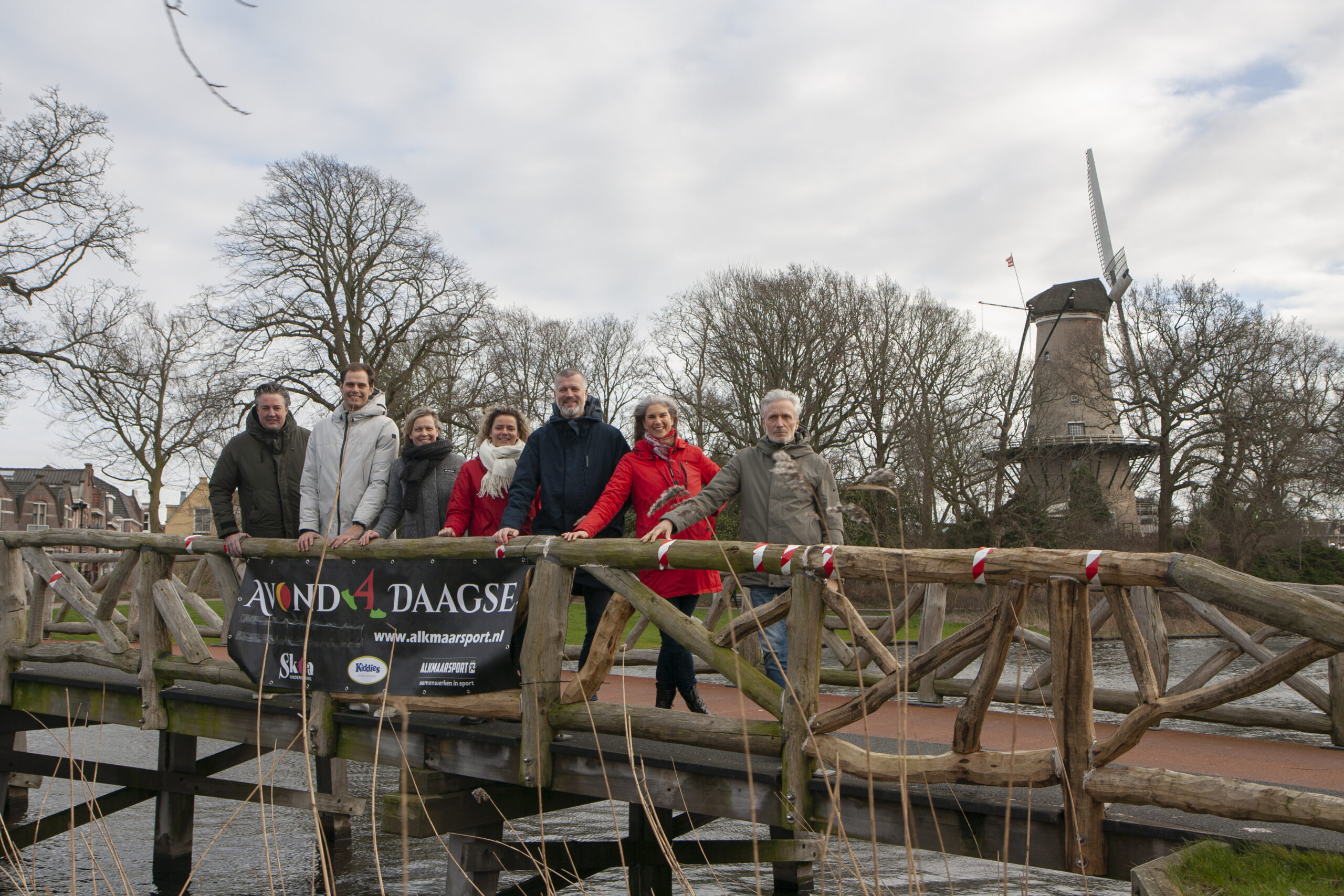 Foto van organisatoren Avond4daagse Alkmaar 7 mensen op een bruggetje