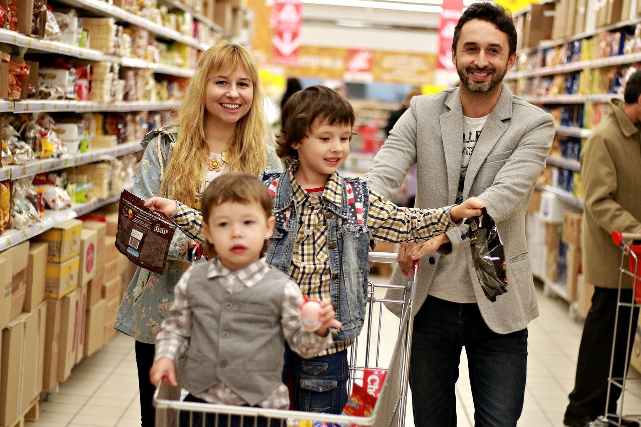 gezin in supermarkt