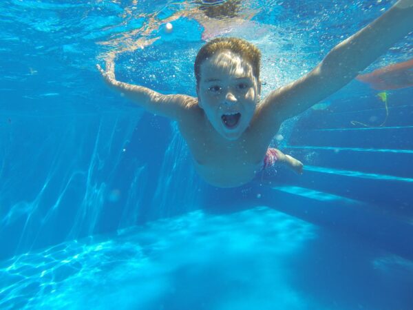 onderwater opname van jongen in zwembad