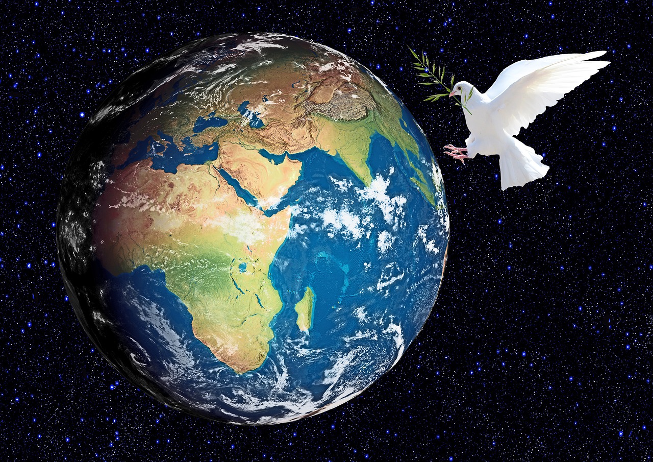 Foto van vredesduif in combinatie met een satellietfoto van de Aarde