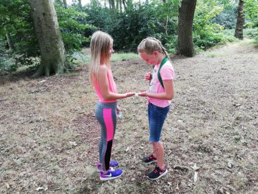 Twee meisjes sporten in het bos