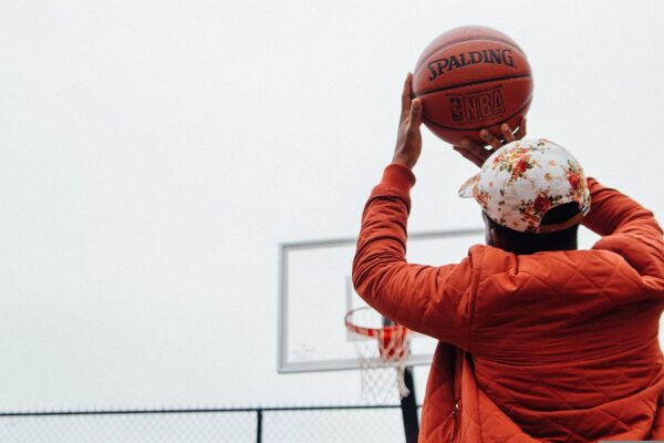 Foto van basketballer met bal en basketballnet