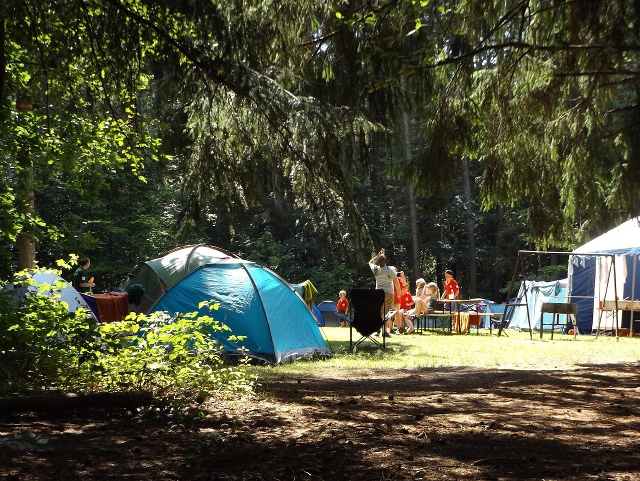 foto van camperende mensen op camping in bos
