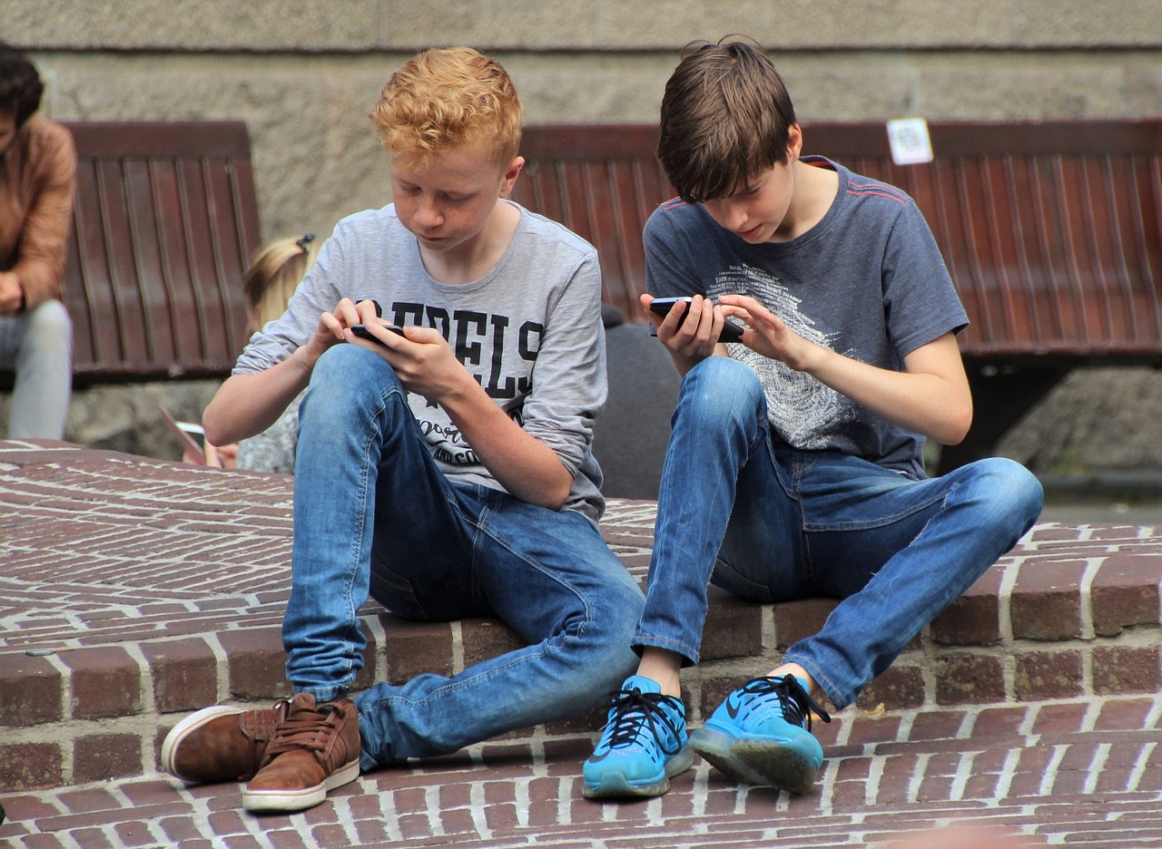 twee jongens met mobiel
