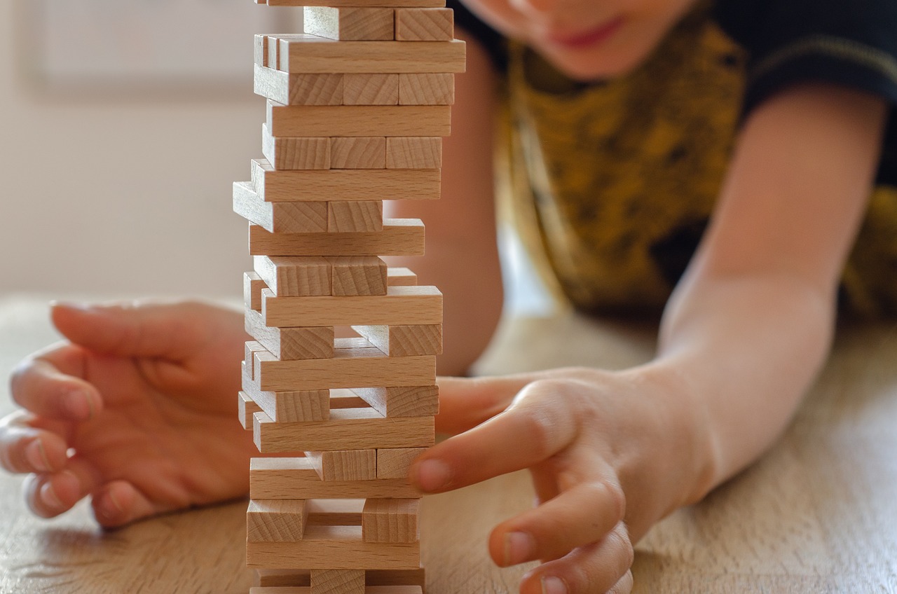 kind maakt toren van blokken