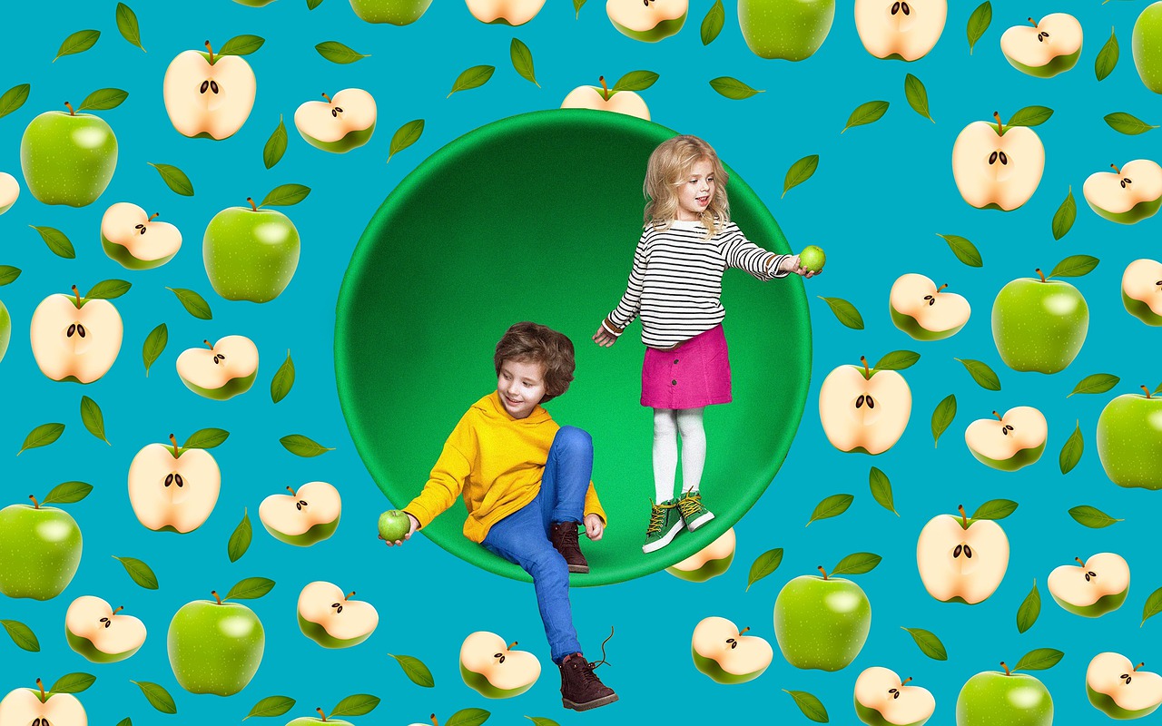 Foto van 2 kinderen met appelsillustratie op de achtergrond