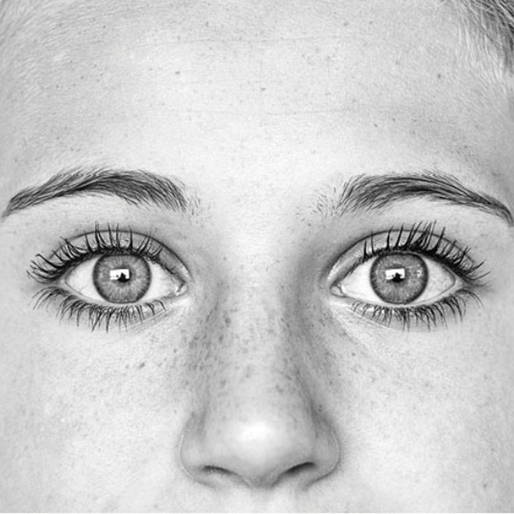 Zwartwit foto van gezicht meisje - alleen ogen en neus zichtbaar