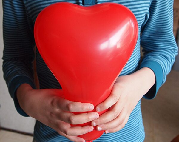 kind met ballon in vorm van een hart
