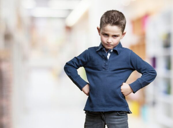 foto van jongetje in stoere houding als pr voor weerbaarheidstraining basisschoolkind