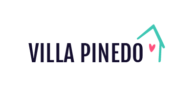 logo van Villa Pinedo met tekst Villa Pinedo in blauw met illustratie van een groen dakje met roze hartje erin