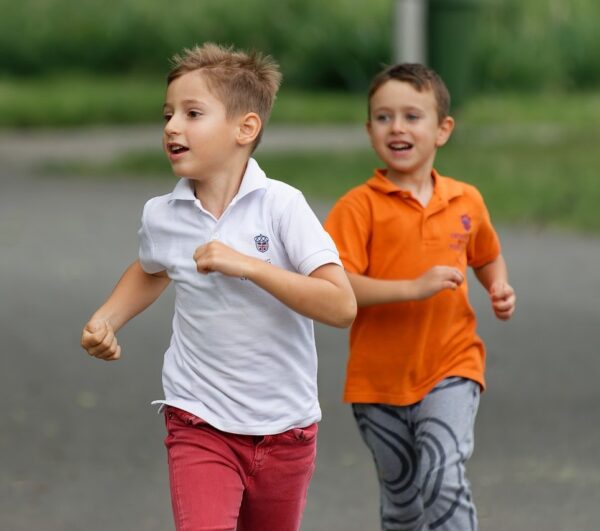 twee jongens rennen