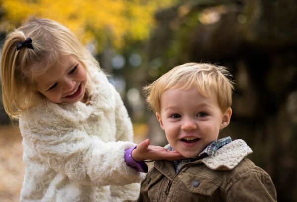 Foto van twee kleine kinderen jongetje en meisje