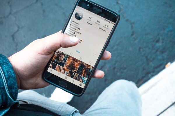 hand met smartphone