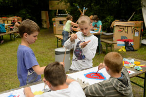 kinderen aan het verven
