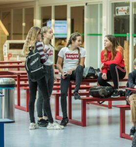 Foto van groepje brugklasscholieren bij elkaar in lokaal
