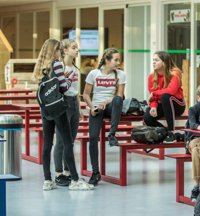 Foto van groepje brugklasscholieren bij elkaar in lokaal