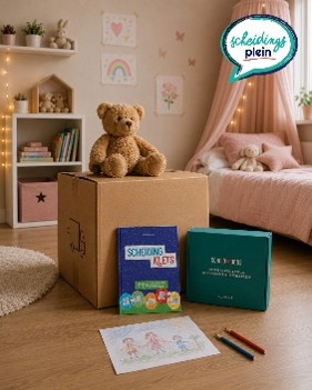 Kinderkamer met een verhuisdoos en teddybeer. Voor de doos staan het invulboek Scheidingsklets en de groene Scheid-doos van Villa Pinedo. Rechtsboven staat het logo van Scheidingsplein.