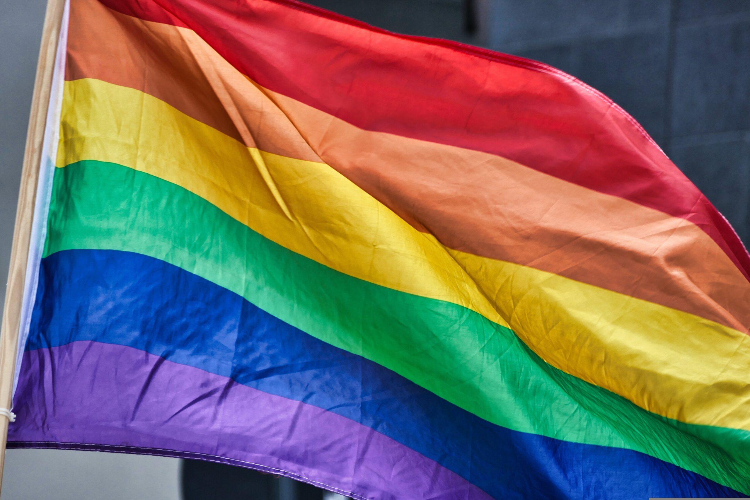 Foto van wapperende regenboogvlag