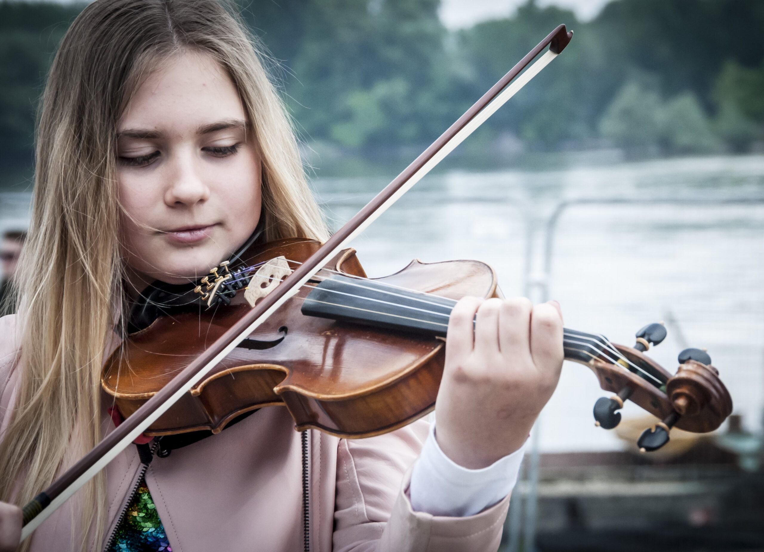Meisje bespeelt een viool