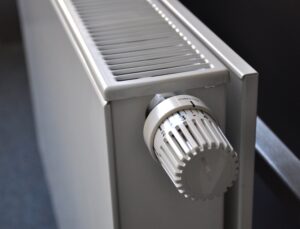 Foto van een deel van een verwarmingsradiator met thermostaatknop