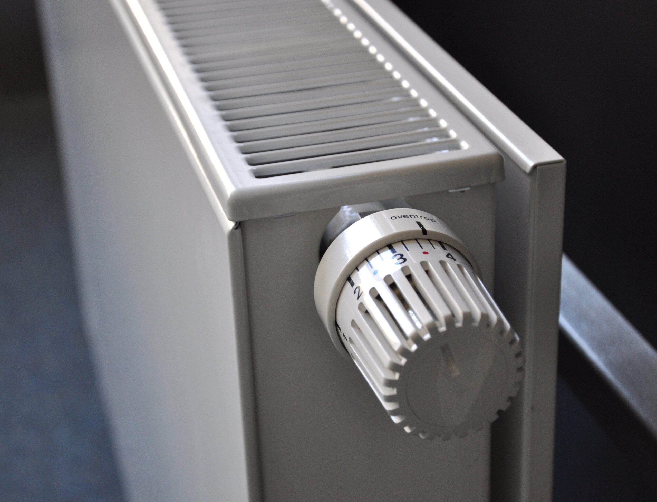 Foto van een deel van een verwarmingsradiator met thermostaatknop